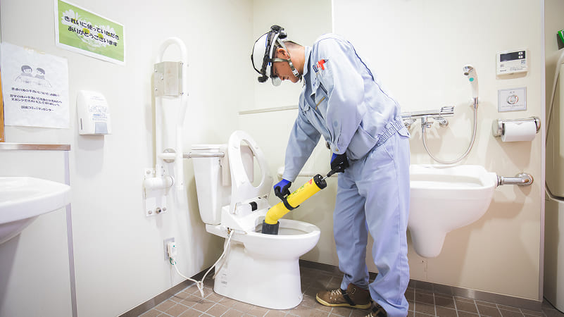 トイレのメンテナンス作業中の画像